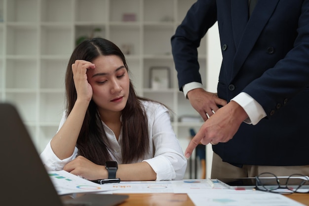 El retrato de una trabajadora asiática fue advertido por su supervisor porque las ventas rentables no cumplieron con los objetivos previstos.