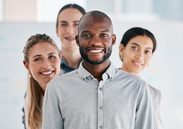 Retrato de trabajo en equipo de líder de hombre negro y visión de empresa de colaboración y personal feliz Gente de negocios agrupa a trabajadores de diversidad y sonríe posición profesional en motivación de unidad y apoyo de líder