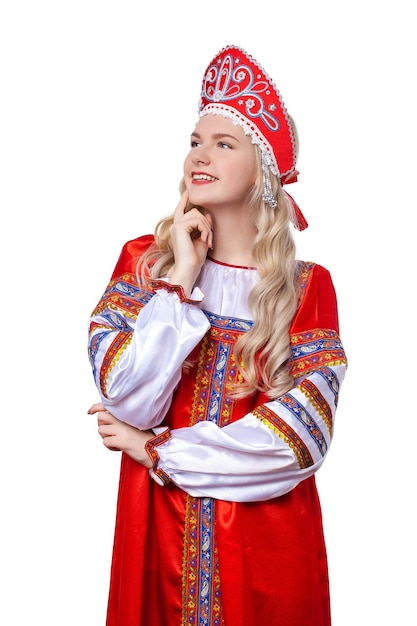 Retrato tradicional de trajes populares russos de uma jovem loira bonita em vestido vermelho isolado em fundo branco