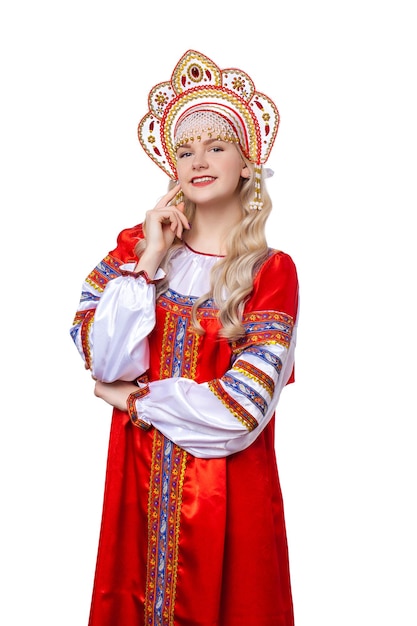 Retrato tradicional de trajes populares russos de uma jovem loira bonita em vestido vermelho isolado em fundo branco