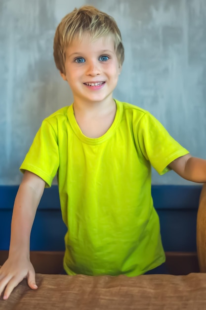 Retrato travieso lindo rubio ojos azules niño haciendo pecas cara jugar riendo de buen humor Foto divertida felicidad estilo de vida Guardería alegrías simples infancia feliz comportamiento educación psicología