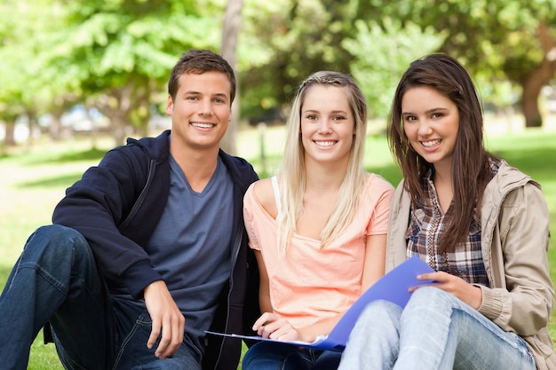 Foto retrato de tres adolescentes estudiando juntos