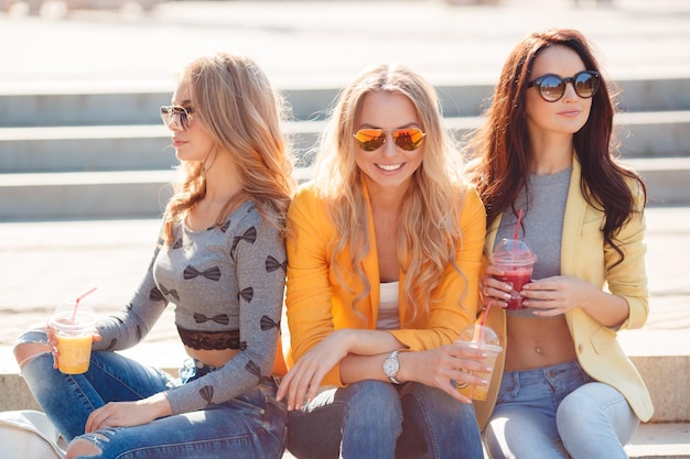 retrato de tres amigas al aire libre