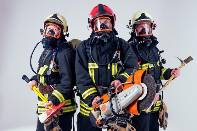 retrato, de, tres, bomberos, posición, juntos, fondo blanco, estudio