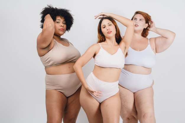 retrato de tres hermosas mujeres latinas multirraciales con cuerpos naturales posando en ropa interior