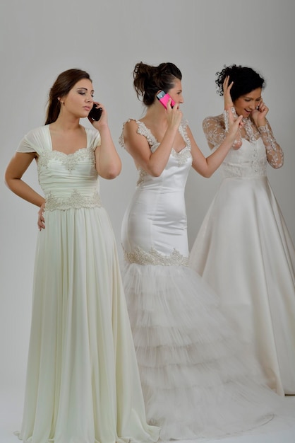 retrato de tres hermosas mujeres vestidas de novia, novia y dama de honor de sus amigas