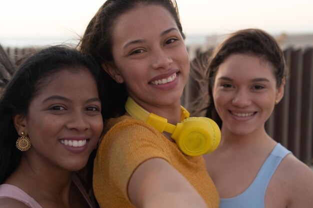 retrato, de, tres, mujeres latinas, posición, aire libre, feliz, mirar, mujeres, en el parque, toma, un, selfie