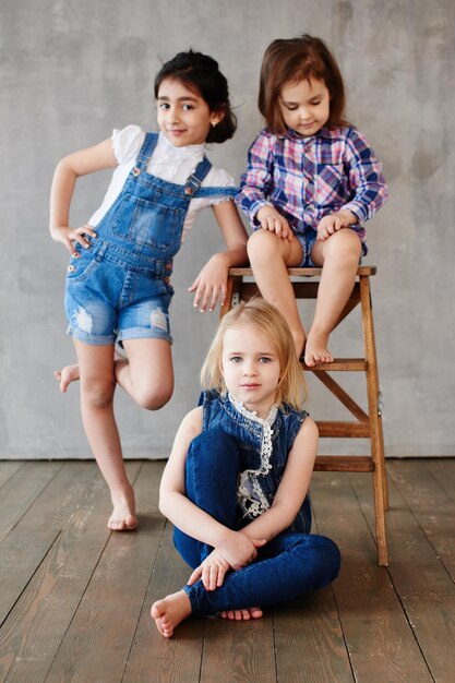 Retrato de tres novias de niñas en el fondo de un muro de hormigón