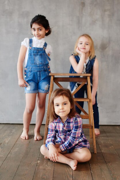 Retrato de tres novias de niñas en el fondo de un muro de hormigón