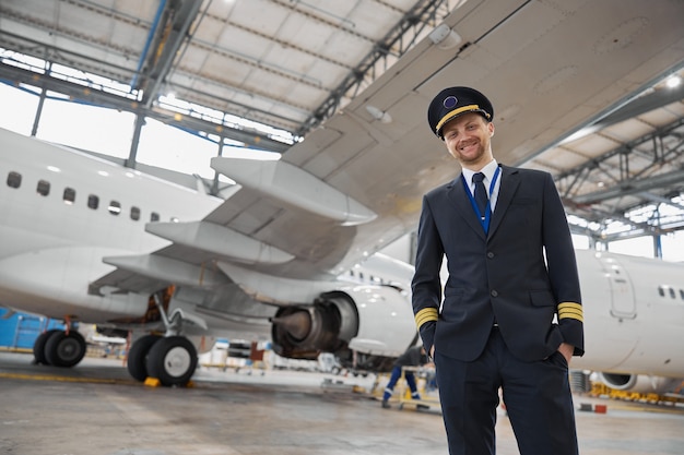 Retrato de la tripulación del avión en el hangar de servicio técnico