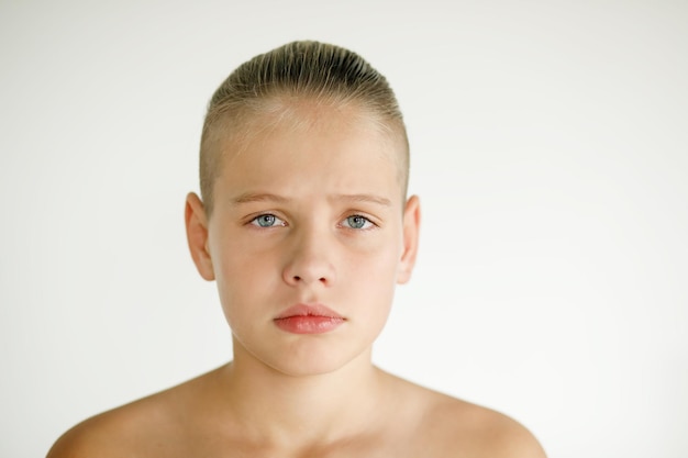 retrato, de, triste, adolescente niño, blanco, plano de fondo