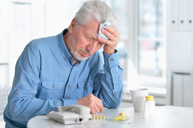 Retrato de triste anciano enfermo con medicina