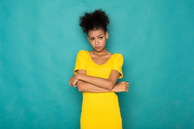 Retrato triste de mulher afro-americana. Garota solitária e séria, fundo azul do estúdio. Estresse, depressão, conceito de fracasso