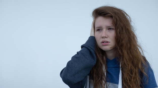 Retrato de triste deprimida joven desesperada mujer llorando niña con ojos rojos y llorosos con lágrimas