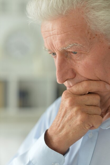 Retrato, de, triste, hombre mayor, en casa