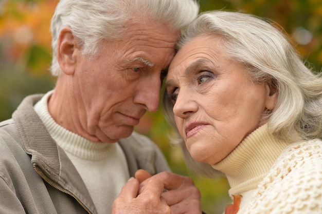 Retrato, de, un, triste, pareja mayor, aire libre