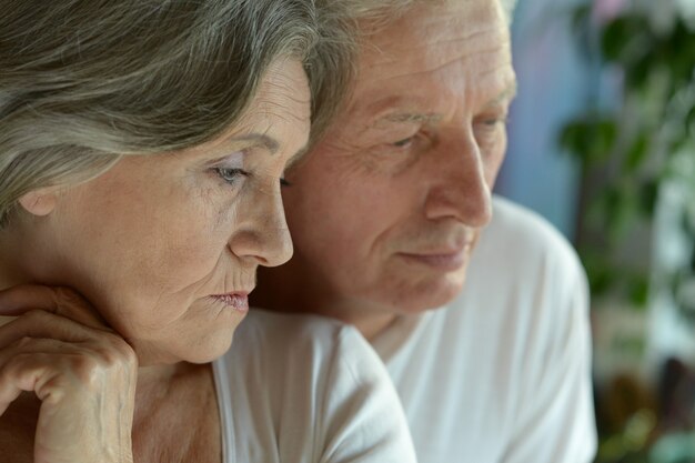 Foto retrato, de, un, triste, pareja mayor, en casa