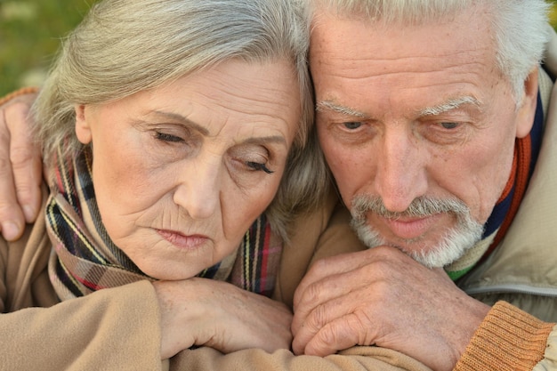 Retrato, de, un, triste, pareja mayor, en, otoño, parque