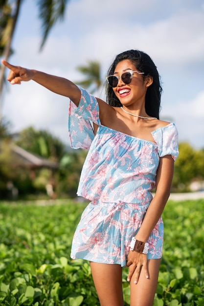 Retrato tropical de linda mulher asiática posando na praia exótica, férias de luxo, vestindo terno de linho na moda e óculos de sol. ilha tailandesa.