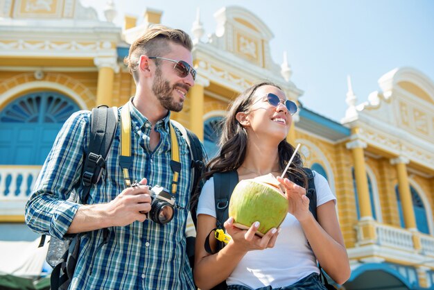 Retrato del turista interracial feliz que disfruta de su viaje en bangkok tailandia