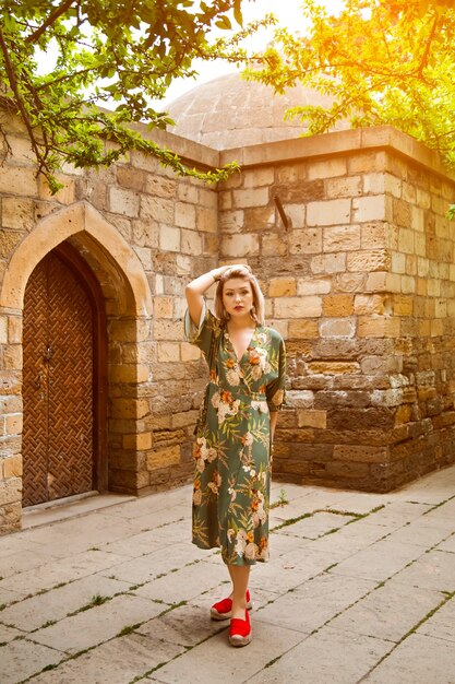 Retrato, turista na cidade oriental, clima de verão