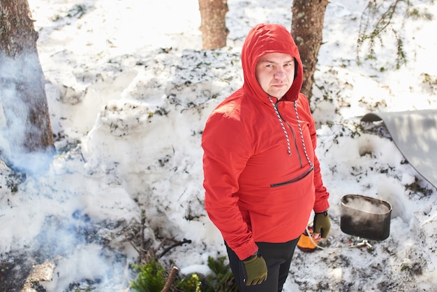 Retrato de un turista en el suéter rojo en el bosque