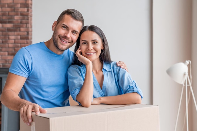 Retrato de la unión de una pareja feliz que se mudó a una nueva casa