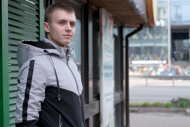 Retrato urbano de la calle de un chico joven