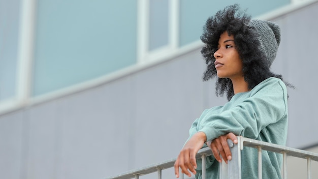 Foto retrato urbano de mulher negra plano médio