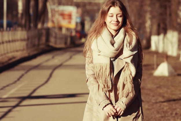 Retrato urbano de una mujer feliz con abrigo