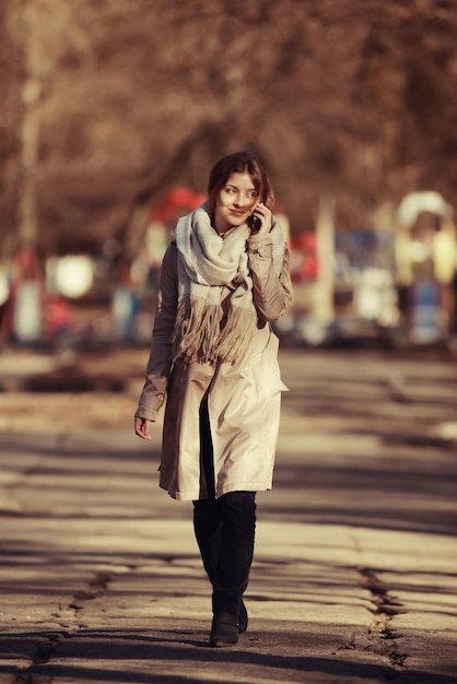 Retrato urbano de una mujer feliz con abrigo