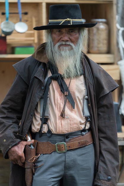 Retrato vaquero con barba gris