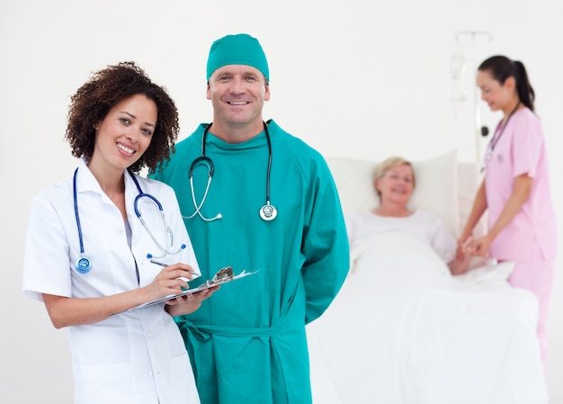 Retrato de varios doctores que examinan a un paciente