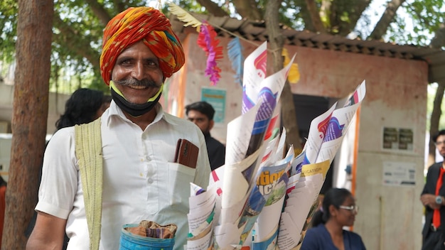 Retrato de un vendedor de comida de Rajasthani Hombre sonriendo India