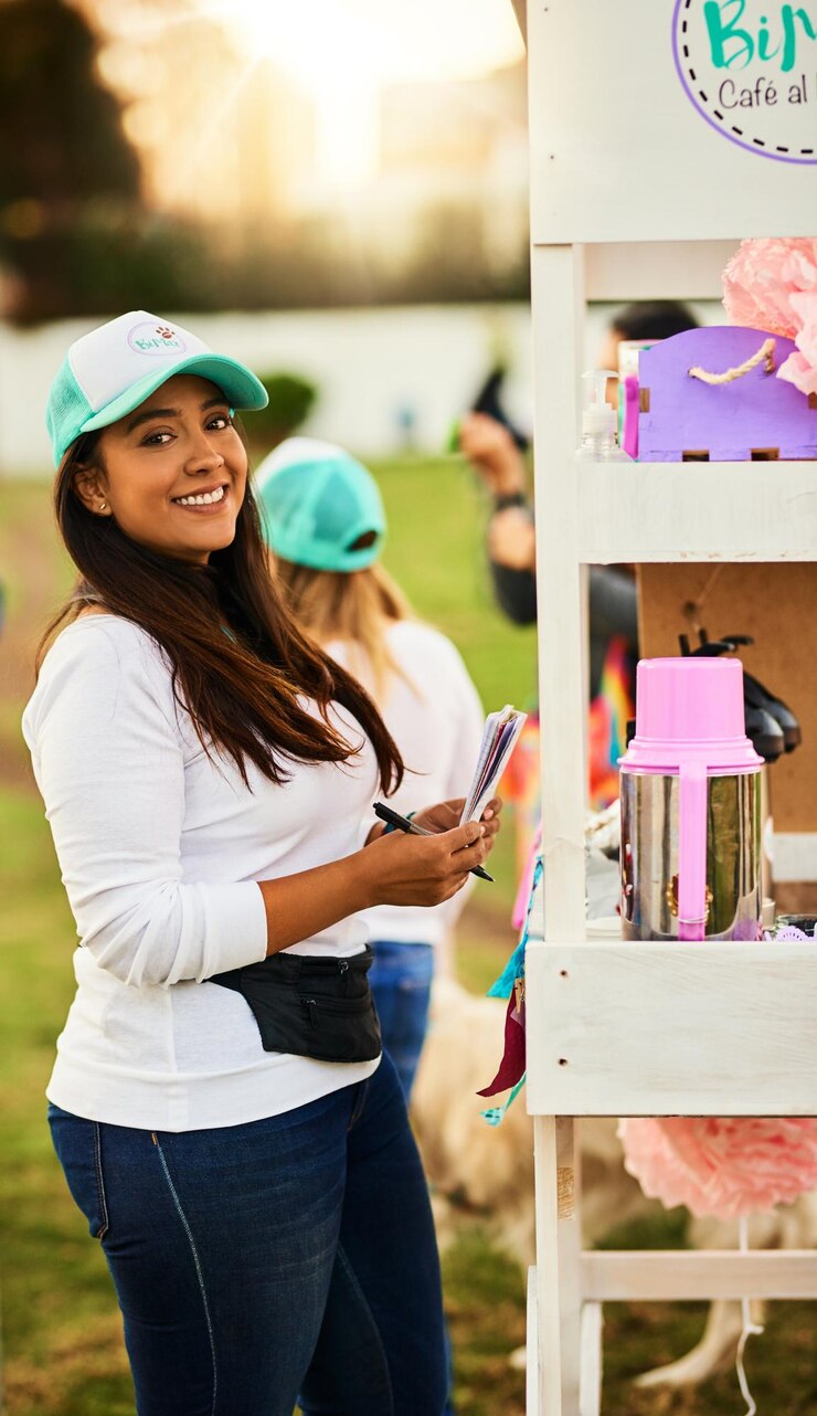 Foto retrato vendedor e mulher com pequeno negócio ao ar livre e orgulhoso de stall empresário e confiante rua feliz e pessoa com startup e carrinho de café móvel de manhã e menina no méxico
