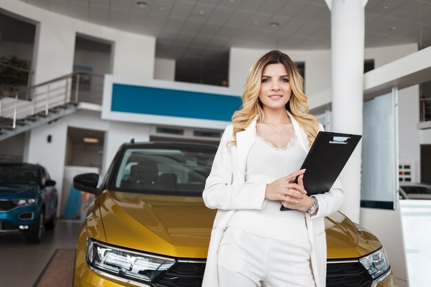 Retrato de vendedora en concesionario de automóviles.