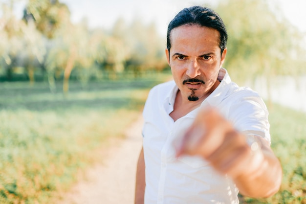 Retrato de verano al aire libre con estilo sexy hombre italiano