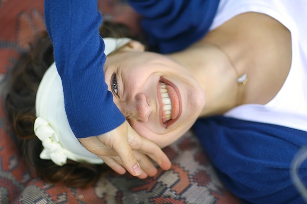 retrato de verano de una chica alegre