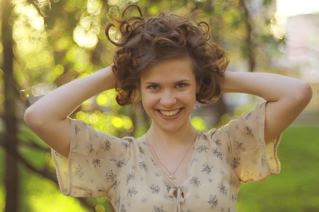 retrato de verano de una chica alegre