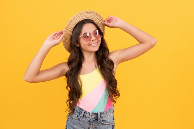 Retrato de verano fiesta de verano se ve feliz niño divertido en anteojos y sombrero de paja chica adolescente fresca divirtiéndose niño alegre en gafas accesorio de moda expresa positividad felicidad infantil