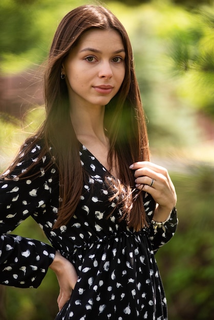 Retrato de verano de hermosa mujer joven