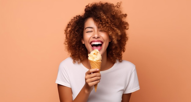 Retrato de verano de una joven feliz, alegre y sonriente comiendo un cono de helado en el fondo del estudio