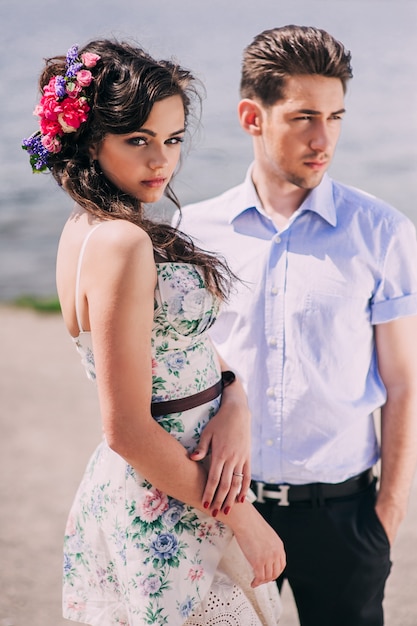 Retrato de verano de la joven pareja amorosa romántica sonriendo feliz.