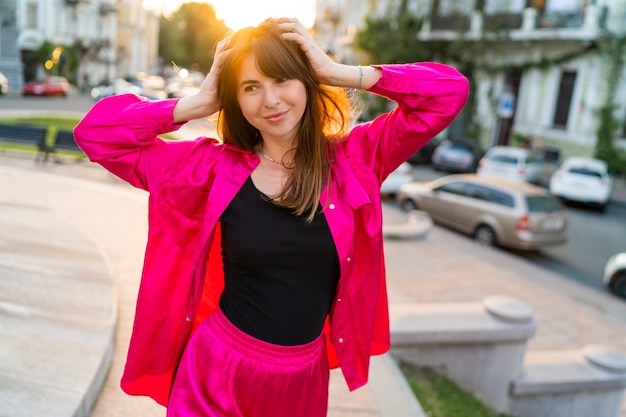 Retrato de verano de mujer guapa juguetona con elegante chaqueta rosa.