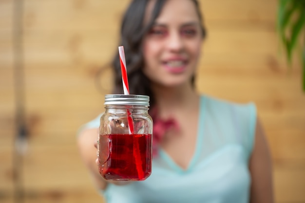 Retrato de verano de mujer joven mexicana bebiendo cócteles