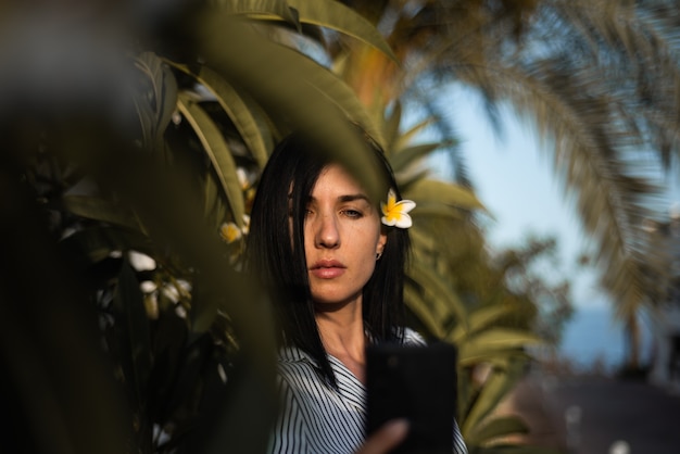 Retrato de verano de una mujer joven