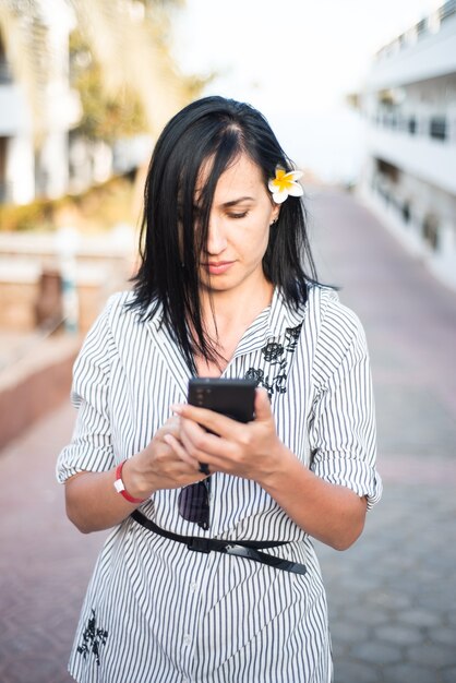 Retrato de verano de una mujer joven