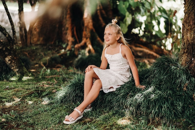 Retrato de verano de una niña feliz en la isla de Mauritius.beautiful sonrisa, vestido blanco de verano.