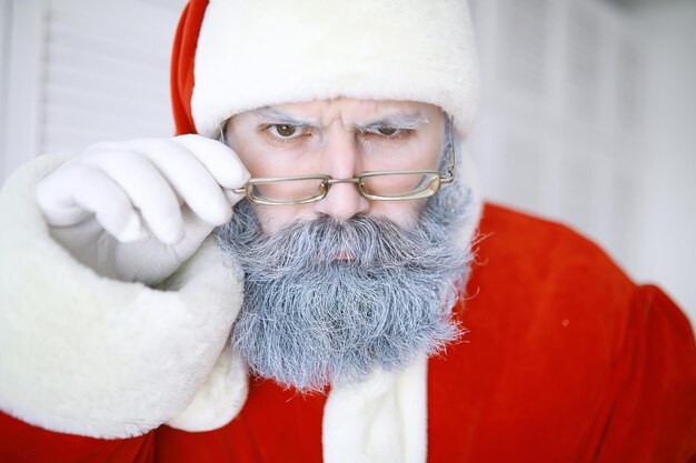 Retrato de verdadero feliz Santa Claus.Funny Santa. ¡Las vacaciones de Navidad temáticas y el año nuevo de invierno se acercan las Navidades!