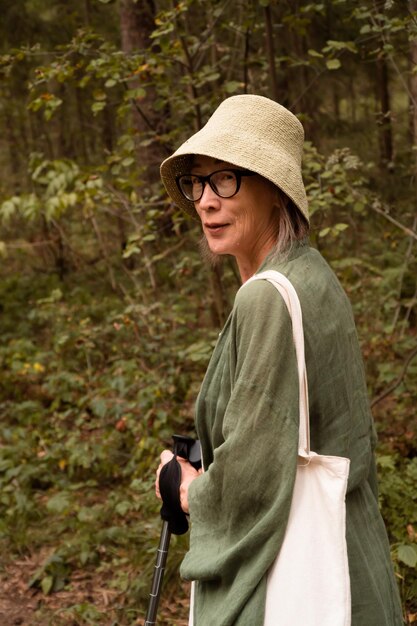 Retrato vertical de anciana activa en Green Park en Nordic Walk